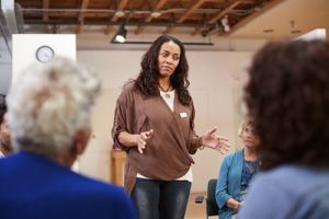 Women speaks to her group about morphine addiction treatment centers TX trusts