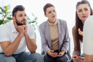 Clients intently listen to therapist at one of the Vicodin addiction treatment centers TX offers