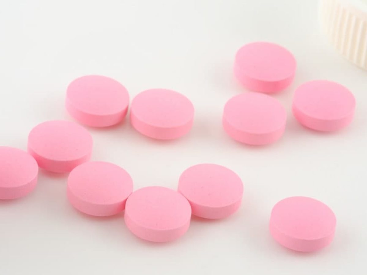 Розовые таблетки название. Таблетки розового цвета. Розовые круглые таблетки. Светло розовые таблетки. Розывыйе круглы таблетки.